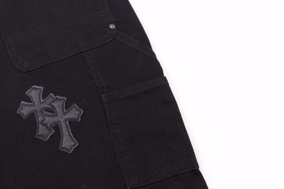 P260 Style number: H356 Chrome hearts Cross patch leather jeans workwear logging pants Chrome hearts logging pants are here! ! ! CH Croix Heart Double Knee Cross Patch Leather Bo1 Style Logging Pants Straight-leg Work Pants B136 Croix Heart Cross Sanskrit Overalls Price 4W Level, Patched Cross Pattern Decoration, High Waist Washed Jeans! ! Absolutely high-end luxury products, 1.9W level god-level single products, super popular products, made by top heavy industry, not to be missed. About Zangyin, this is an extremely luxurious fashion brand, which can also be called the nobles of the high street. It has always been an exclusive brand of some hipsters or rich second generation. Compared with ordinary high streets, it is more luxurious and noble. Compared with luxury brands, it has a more fashionable personality and has always been a brand that I have a special liking for. Imported yarn is custom-woven into a high-density twill canvas, which ensures a crisp silhouette while also making the fabric feel very delicate. It follows the B01 classic silhouette, with a crisp and stylish upper body. The ready-made garments are stone-ground and fermented, so they can be matched with any style. Buttons and brushed zinc are washed with genuine YKK retro metal products. Double-layered canvas on the front. Perfect details. All hardware is perfect. Size: s-XXL Color: Black